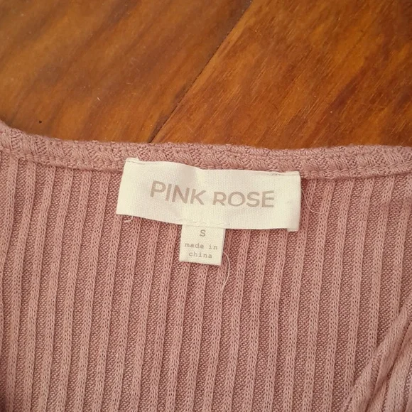 🎉Pink Rose Size small Ribbed Crop top w/ adjustable length, lettuce hem sleeve - Picture 3 of 4